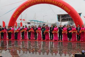 Các đại biểu cắt băng khai trương các hành trình tàu du lịch trên vịnh Bái Tử Long.